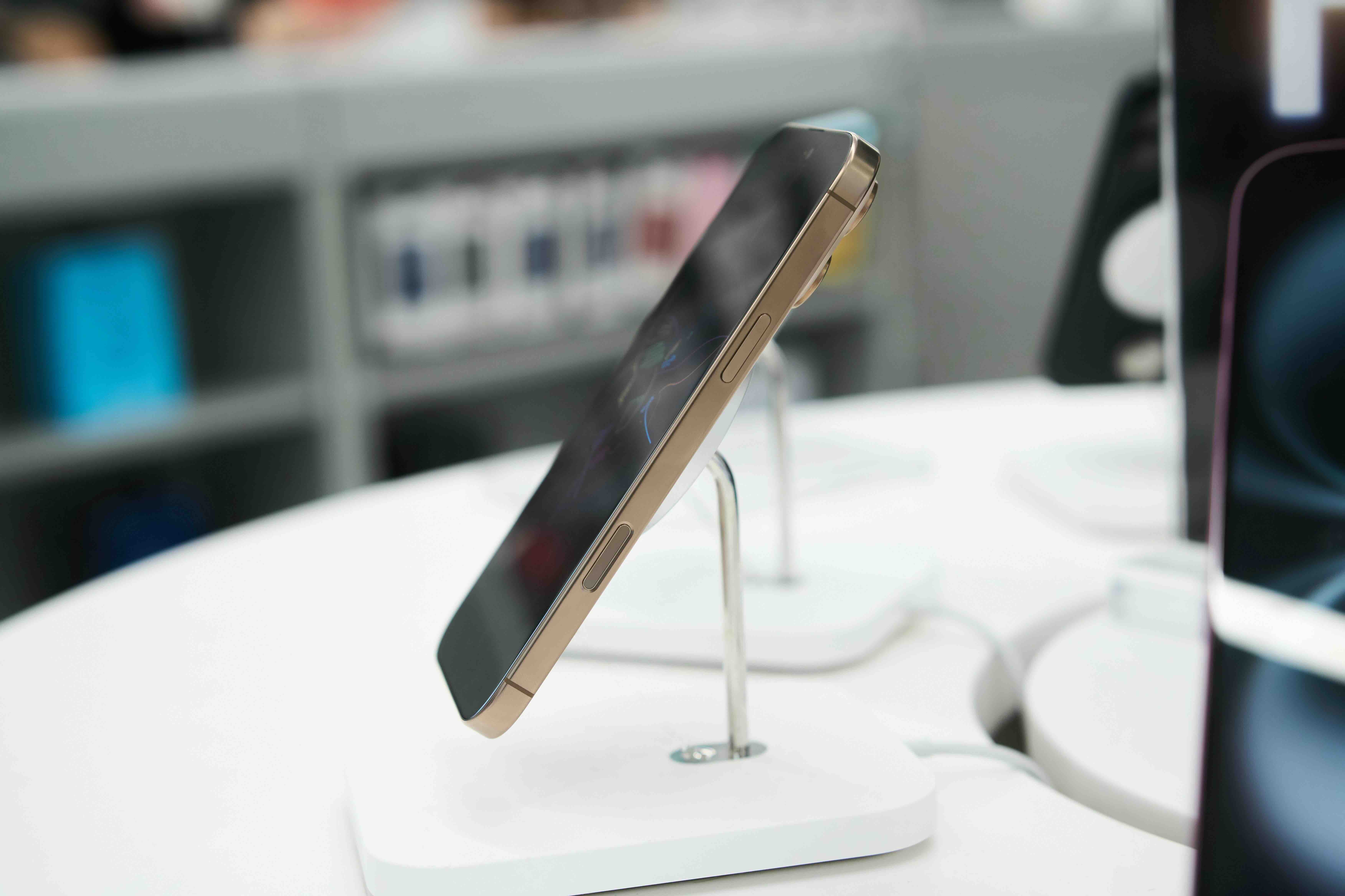 Aparelho de celular em exposição numa loja de celular, ilustrando o contexto de venda em que a nota fiscal é emitida